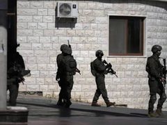 قوات الاحتلال تقتحم منازل وتحتجز شقيقين في دير بلوط غرب سلفيت