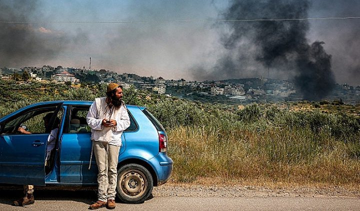 مستوطنون يهاجمون قرية أبو فلاح بحماية قوات الاحتلال