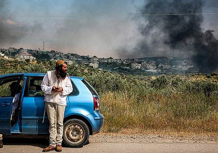 مستوطنون يهاجمون قرية أبو فلاح بحماية قوات الاحتلال