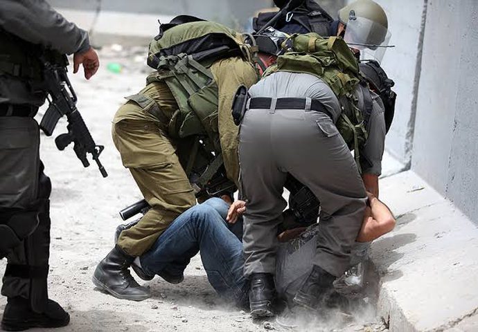 الاحتلال يعتقل 8 مواطنين في ادقيقة ومستوطنون يهاجمون الأهالي جنوب الخليل