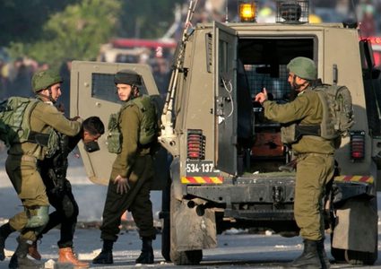 الاحتلال يعتقل شاباً ويقتحم بلدتين شمال طولكرم