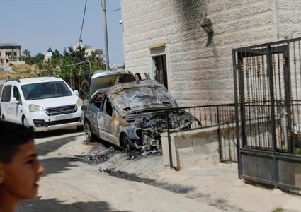 مستوطنون يحرقون مركبة ويحاولون اختطاف طفل في بيت أمر