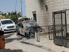 مستوطنون يحرقون مركبة ويحاولون اختطاف طفل في بيت أمر
