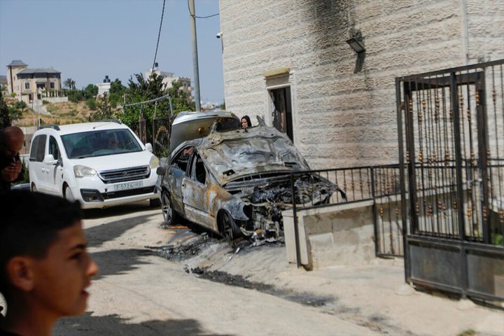 مستوطنون يحرقون مركبة ويحاولون اختطاف طفل في بيت أمر