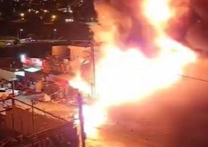الاحتلال يتسبب باشتعال النيران في محال تجارية بصور باهر