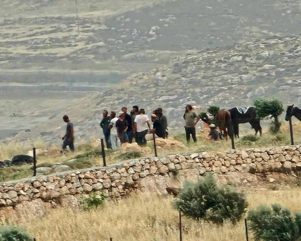 مستوطنون يعتدون على مواطنين من اللبن الشرقية في واد الشاعر