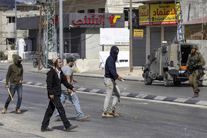 مستوطنون يهاجمون مركبات المواطنين جنوب وشرق بيت لحم
