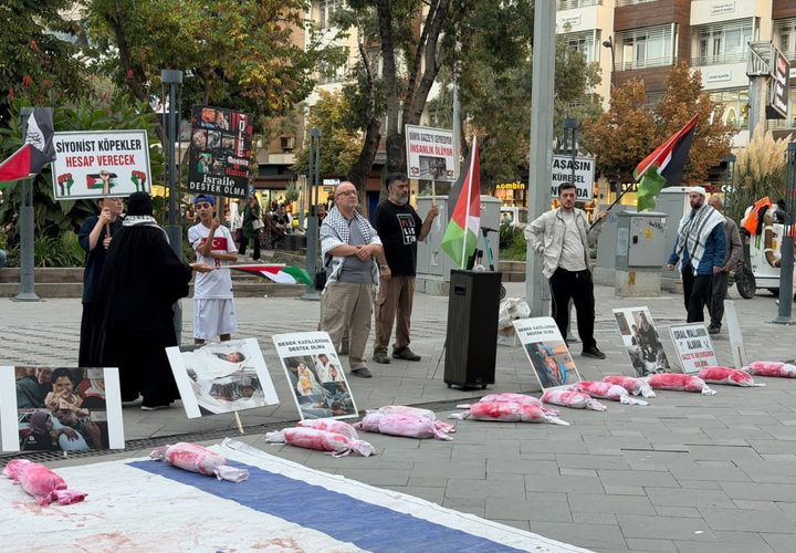 فعالية تضامنية في ولاية قونيا التركية، تنديدا بمجازر الاحتلال بحق الأطفال في قطاع غزة، ودعوة إلى مقاطعة البضائع الإسرائيلية.