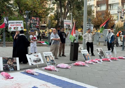 فعالية تضامنية في ولاية قونيا التركية، تنديدا بمجازر الاحتلال بحق الأطفال في قطاع غزة، ودعوة إلى مقاطعة البضائع الإسرائيلية.