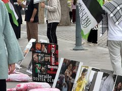 فعالية تضامنية في ولاية قونيا التركية، تنديدا بمجازر الاحتلال بحق الأطفال في قطاع غزة، ودعوة إلى مقاطعة البضائع الإسرائيلية.