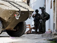 الاحتلال يقتحم المغير ويعتقل 28 مواطنا على الأقل