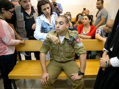 هرتسوغ يمحو السجل الجنائي لجندي إسرائيلي قتل فلسطينيا جريحا