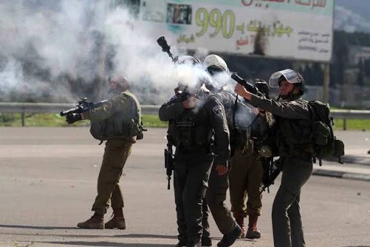الاحتلال يطلق قنابل الغاز تجاه مركبات المواطنين عند حاجز جبع