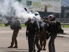 الاحتلال يطلق قنابل الغاز تجاه مركبات المواطنين عند حاجز جبع