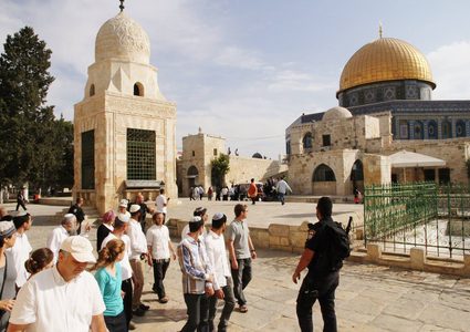 نحو 100 مستوطن يقتحمون المسجد الأقصى بحماية قوات الاحتلال والعدد مرشح للارتفاع