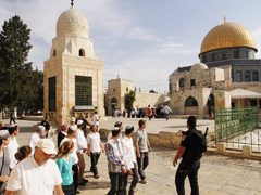 نحو 100 مستوطن يقتحمون المسجد الأقصى بحماية قوات الاحتلال والعدد مرشح للارتفاع