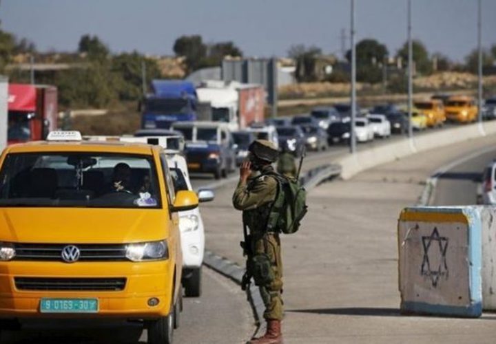 الاحتلال يغلق كافة الحواجز العسكرية المحيطة بمدينة نابلس عند الساعة السادسة مساء