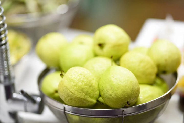 دراسة: تناول لبّ الجوافة قد يساعد في خفض الكوليسترول