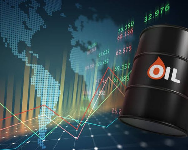 النفط يتراجع لأدنى مستوياته في أكثر من أسبوع