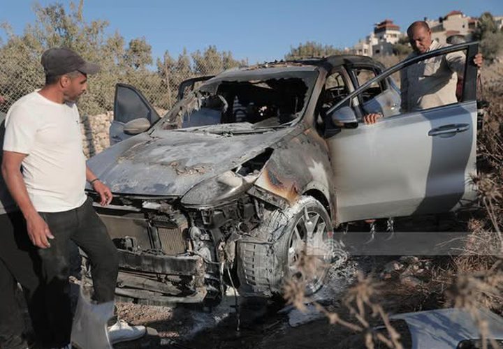آثار اعتداءات المستوطنين في قرية بيت أمر شمال الخليل
