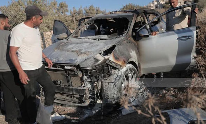 آثار اعتداءات المستوطنين في قرية بيت أمر شمال الخليل