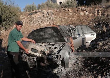 آثار اعتداءات المستوطنين في قرية بيت أمر شمال الخليل
