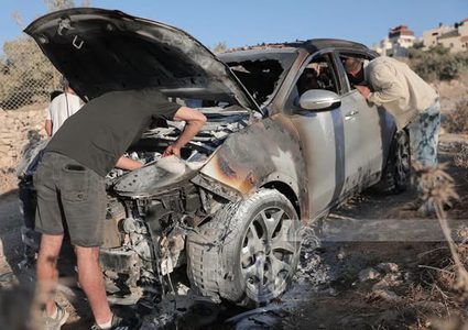 آثار اعتداءات المستوطنين في قرية بيت أمر شمال الخليل