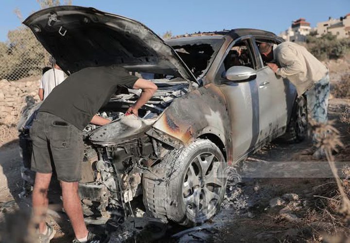 آثار اعتداءات المستوطنين في قرية بيت أمر شمال الخليل