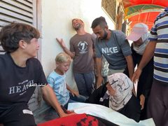 أربعة شهداء بينهم أم وطفل وإصابات منذ الصباح بقطاع غزة