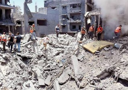 إصابات إحداها خطيرة لسيدة برصاص وقصف الاحتلال وسط وجنوب قطاع غزة