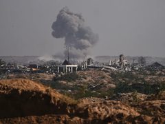 جيش الاحتلال يستهدف منازل مخلاة شرق غزة