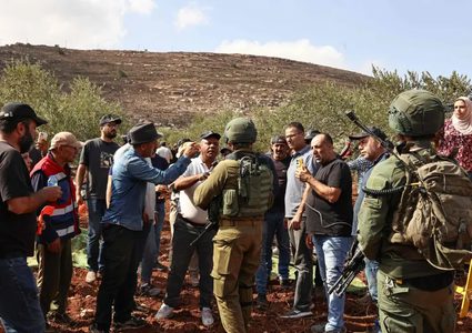 مستوطنون بحماية جيش الاحتلال يسرقون عشرات المواشي في سلواد