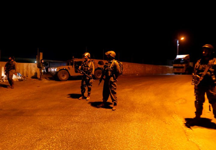 الاحتلال يقتحم بيت أمرين ويغلق طرقًا تمهيدًا لتفجير منزل