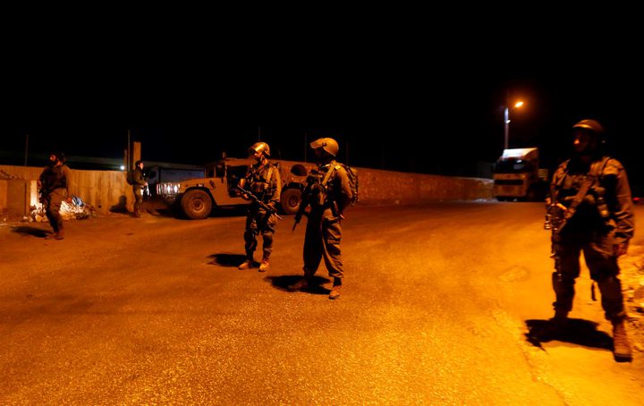 الاحتلال يقتحم بيت أمرين ويغلق طرقًا تمهيدًا لتفجير منزل