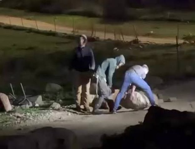 مستوطنون يغلقون الطريق المؤدي إلى قرية أم الخير في مسافر يطا