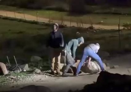 مستوطنون يغلقون الطريق المؤدي إلى قرية أم الخير في مسافر يطا