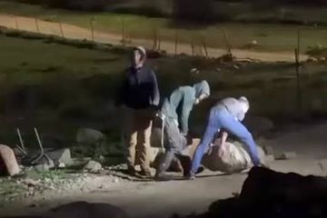 مستوطنون يغلقون الطريق المؤدي إلى قرية أم الخير في مسافر يطا