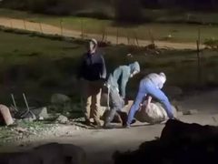 مستوطنون يغلقون الطريق المؤدي إلى قرية أم الخير في مسافر يطا