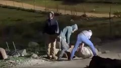 مستوطنون يغلقون الطريق المؤدي إلى قرية أم الخير في مسافر يطا