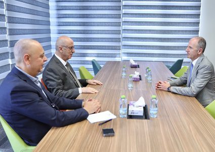 د. رامي الحمد الله يبحث مع ممثل كندا الاستعدادات للانتخابات التشريعية