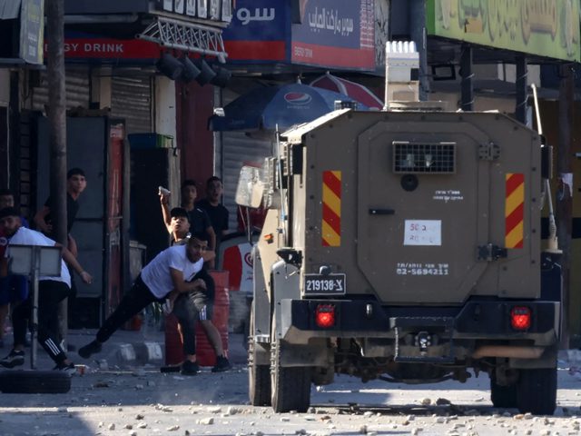 رام الله: الاحتلال يحتجز عددا من الطلاب داخل مركز تعليمي في المغير