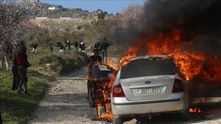 مستوطنون يهاجمون بلدة عطارة في رام الله ويحرقون مركبتين