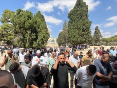 عشرات آلاف المصلين يؤدون الجمعة في الأقصى رغم تشديدات الاحتلال