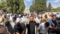 عشرات آلاف المصلين يؤدون الجمعة في الأقصى رغم تشديدات الاحتلال