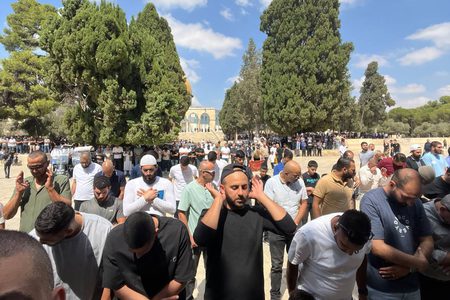 عشرات آلاف المصلين يؤدون الجمعة في الأقصى رغم تشديدات الاحتلال