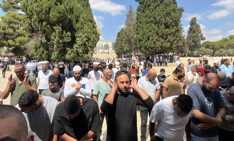 عشرات آلاف المصلين يؤدون الجمعة في الأقصى رغم تشديدات الاحتلال