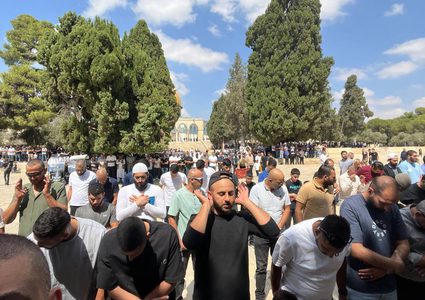 عشرات آلاف المصلين يؤدون الجمعة في الأقصى رغم تشديدات الاحتلال