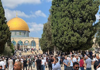 عشرات آلاف المصلين يؤدون الجمعة في الأقصى رغم تشديدات الاحتلال