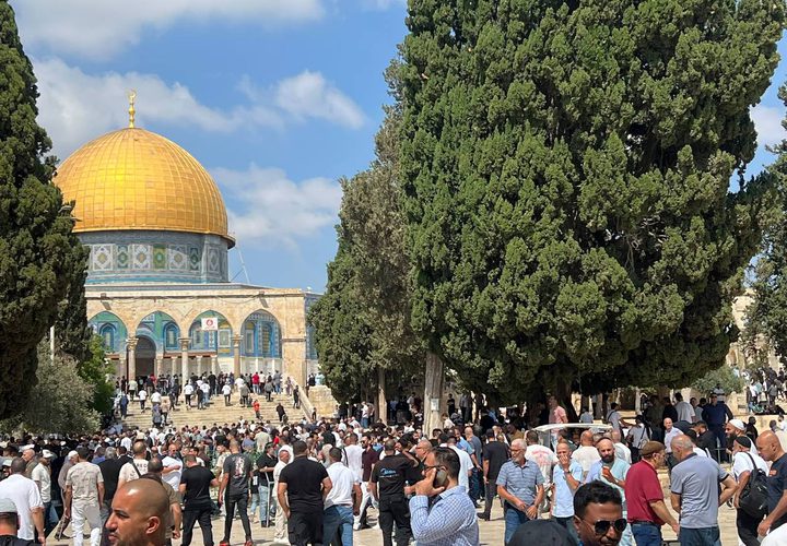 عشرات آلاف المصلين يؤدون الجمعة في الأقصى رغم تشديدات الاحتلال