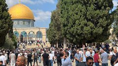 عشرات آلاف المصلين يؤدون الجمعة في الأقصى رغم تشديدات الاحتلال